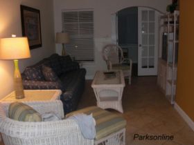 Wohnzimmer Barefoot Beach Resort.jpg